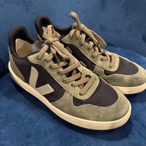 Veja V-10 Sneakers | Size EU 40 (US Women’s 8.5 / Men’s 6.5)